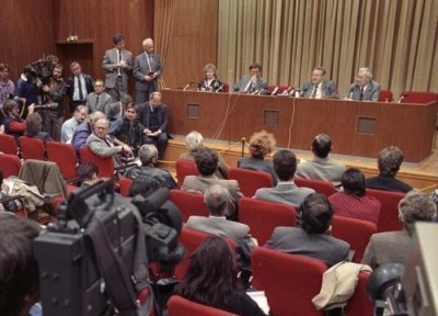 Bundesarchiv_Bild_183-1989-1109-030,_Berlin,_Schabowski_auf_Pressekonferenz